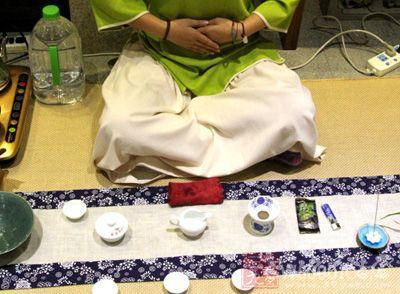 女士喝茶的手势,女人正确喝茶手势姿势图