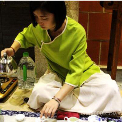 女士喝茶的手势,女人正确喝茶手势姿势图