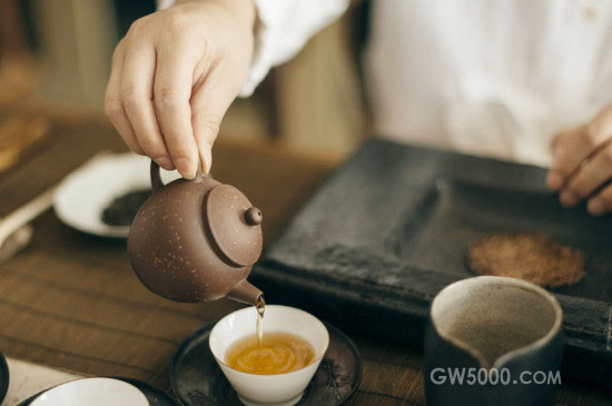 女人喝茶要行扣茶礼吗，叩茶礼女士能用吗？