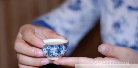 女士喝茶的手势,女人正确喝茶手势姿势图