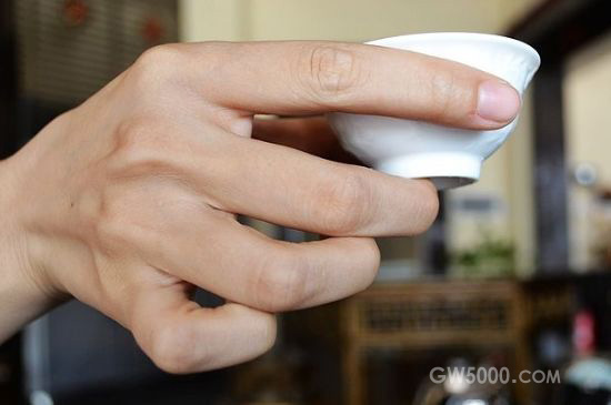 女士喝茶的手势,女人正确喝茶手势姿势图
