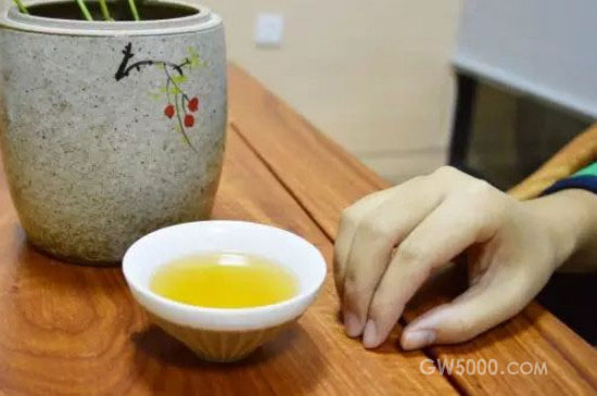 女人喝茶要行扣茶礼吗，叩茶礼女士能用吗？