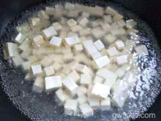 蟹黄豆腐的做法步骤：1