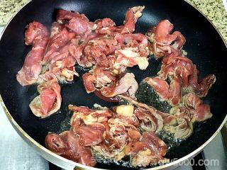 葱爆羊肉的做法步骤：3