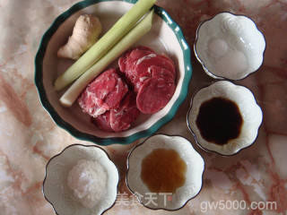 葱爆羊肉的做法步骤：1
