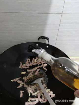 鱼香肉丝的做法步骤：4