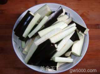 简单的家常小炒鱼香茄子的做法步骤：2