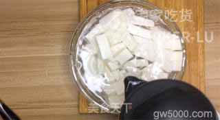 懒人版麻婆豆腐、又香又麻又辣，就着汤汁能吃两碗米饭。的做法步骤：3