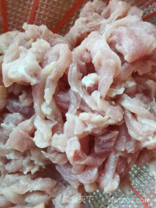鱼香肉丝的做法步骤：1