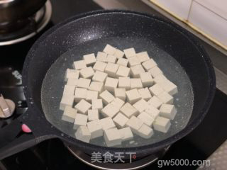 麻辣豆腐的做法步骤：1