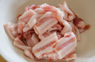 蒜泥白肉的做法步骤：1