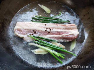 下饭回锅肉的做法步骤：1