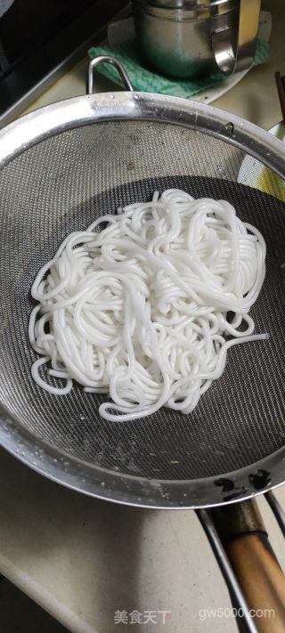 东北酸菜猪肉炖粉条的做法步骤：2