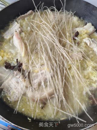 五花肉酸菜炖粉条的做法步骤：9