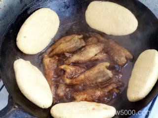 贴饼子炖小黄鱼的做法步骤：11