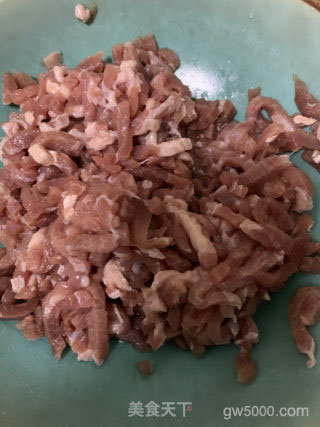 香辣肉丝的做法步骤：1