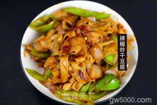 东北家常菜：辣椒干豆腐的做法步骤：1