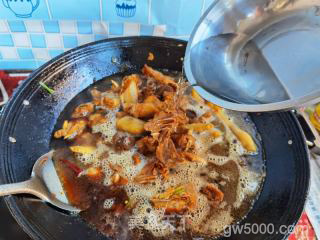 小鸡炖蘑菇的做法步骤：25