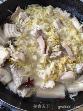 五花肉酸菜炖粉条的做法步骤：7
