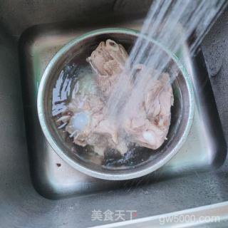 电砂锅酱大骨的做法步骤：2