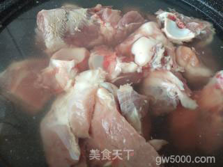 大骨头烩酸菜的做法步骤：1