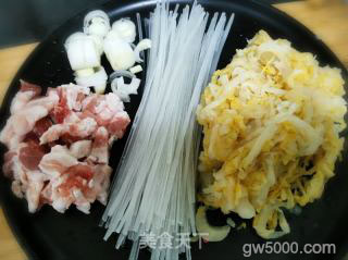 酸菜猪肉炖粉条的做法步骤：2