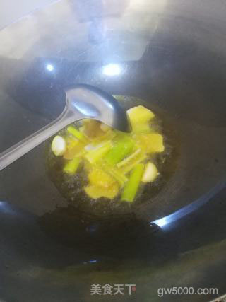 东北酸菜炖五花肉粉条的做法步骤：5