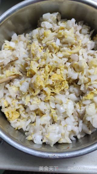 东北酸菜饺的做法步骤：1