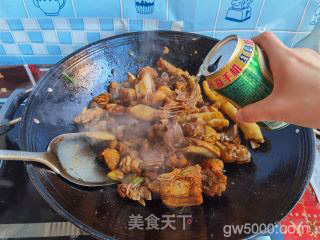 小鸡炖蘑菇的做法步骤：23