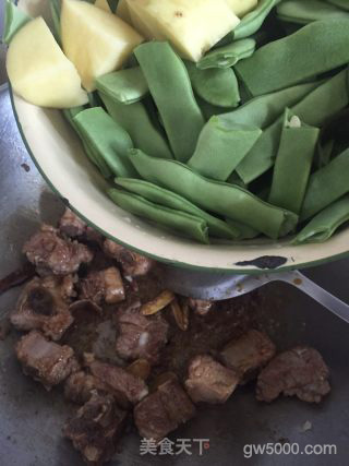 排骨焖东北扁豆的做法步骤：8