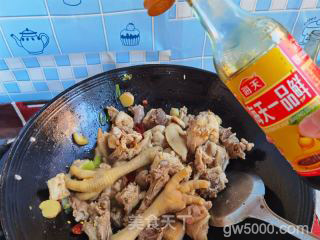 小鸡炖蘑菇的做法步骤：20