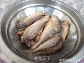 贴饼子炖小黄鱼的做法步骤：1