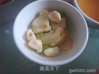 东北酸菜炖五花肉粉条的做法步骤：3