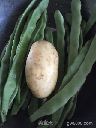 排骨焖东北扁豆的做法步骤：1