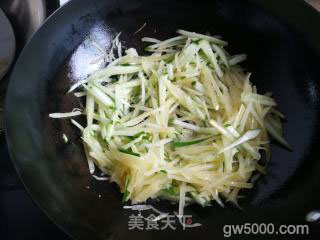 卤肉土豆丝卷饼的做法步骤：7