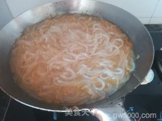 东北酸菜炖五花肉粉条的做法步骤：9