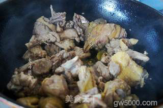 小鸡炖蘑菇的做法步骤：6