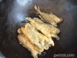 贴饼子炖小黄鱼的做法步骤：9