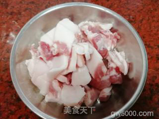 酸菜猪肉炖粉条的做法步骤：2
