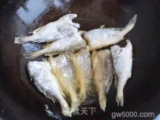 贴饼子炖小黄鱼的做法步骤：7