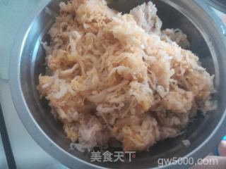 东北酸菜炖五花肉粉条的做法步骤：2