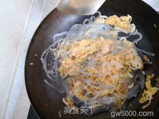 酸菜炒粉的做法步骤：5