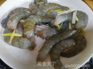 溜虾段的做法步骤：3