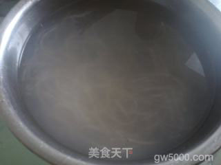 东北酸菜炖五花肉粉条的做法步骤：4