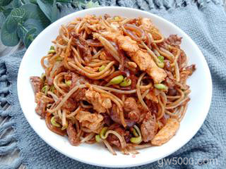 豆芽炒热干面的做法步骤：9