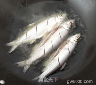 香酥刁子鱼的做法步骤：4