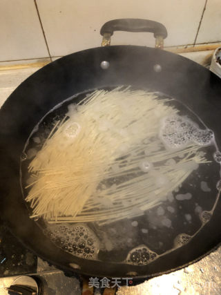 香辣热干面的做法步骤：1