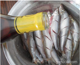 香酥刁子鱼的做法步骤：3