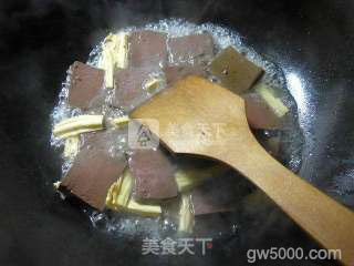 韭菜腐竹煮鸭血的做法步骤：4