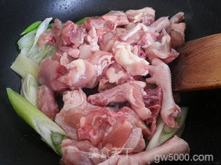 家庭制作板栗烧仔鸡的做法步骤：4